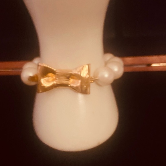 Gold Bow Pearl Bracelet - Picture 1 of 10